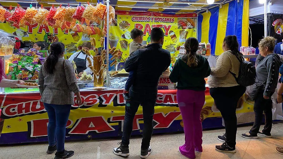 Churrería con fila de clientes en espera